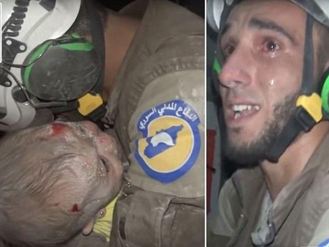 «È viva!»: salva dalle macerie una neonata e scoppia a piangere Video goo.gl/wTAidu