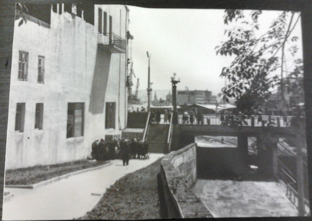 А сейчас здесь владивостокский цветочный пассаж
#старыйвладивосток #владивосток #история #ретро #oldvladivostok #oldvdk #vdk