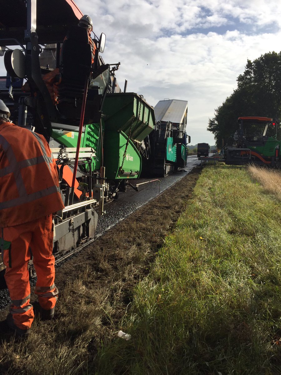 moosterveld's tweet photo. En we zijn los!
Met 108gr C komt t asfalt onder de balk doorgelopen op de #N338.

Door @BAMInfra_nl met hulp van @LIFE_Programme https://t.co/djui4o460i
