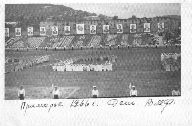 Стадион ТОФ. Спортивный праздник, 1966 год.
#старыйвладивосток #владивосток #история #ретро #oldvladivostok #oldvdk #vdk