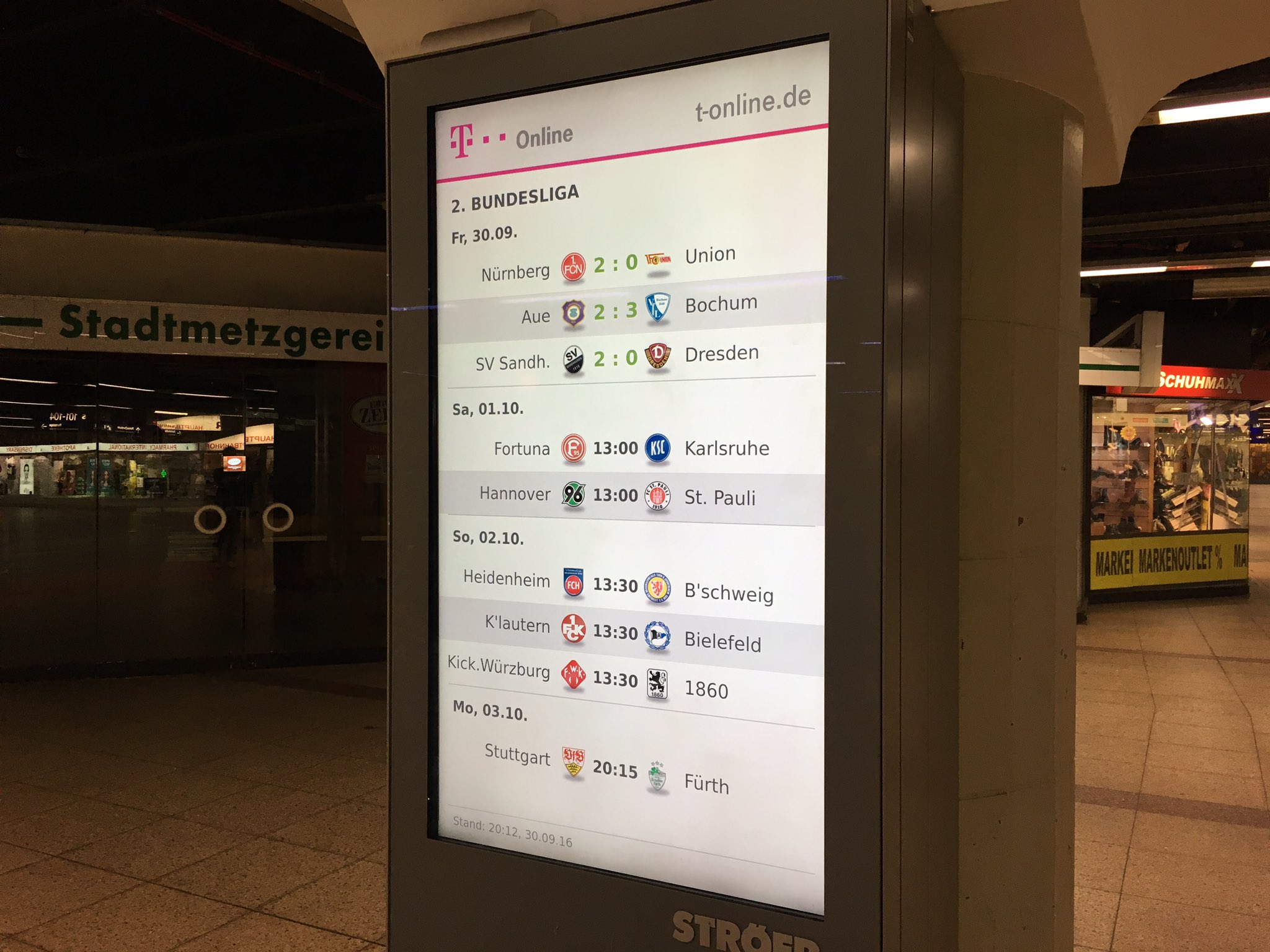 村上アシシ フランクフルト中央駅には ブンデスリーガ2部の今週末の日程 を表示するスクリーンがありました 日本に例えると Jr東京駅にj2リーグの日程が出ているようなもん サッカーが日常生活に浸透している とはこういうことか T Co