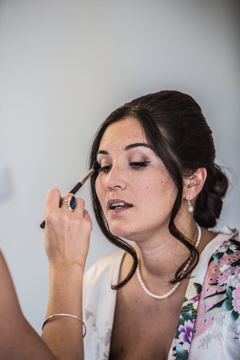 Applying glowy makeup to Tracey for her big day #makeup #makeupmywedding