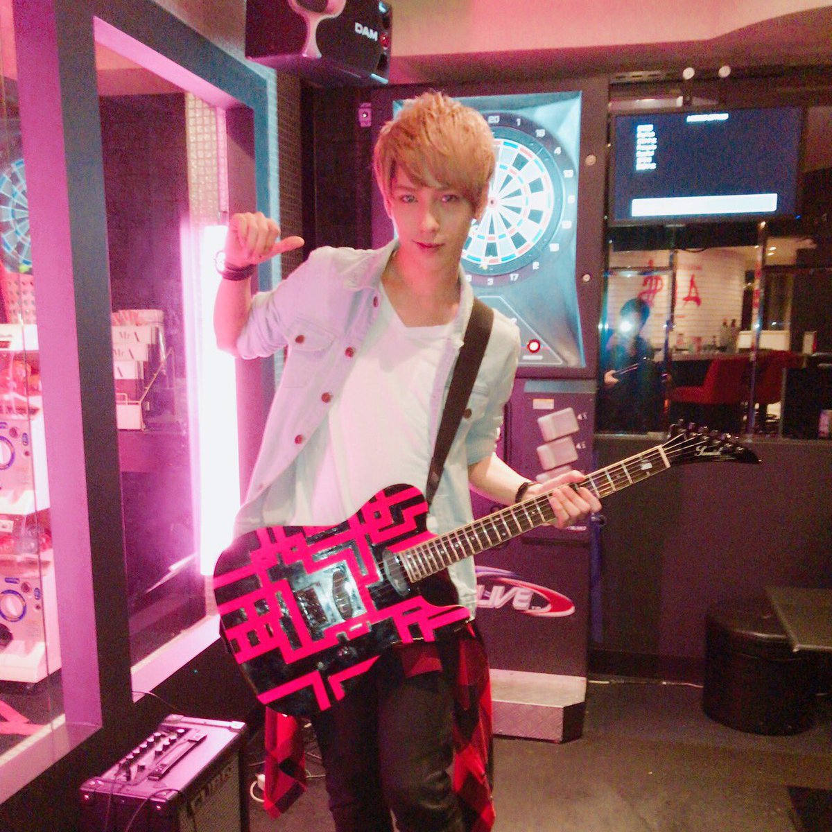 O Xrhsths A For Lounge Official Sto Twitter 本日 六本木 Axe Lounge より 虎 君がゲスト出勤しておりまーす T Co Ruvv8hb0y0 六本木 Axe Lounge グランドオープン 虎 ギター好き 布袋モデル ギター Aidol ショッキングピンク 特別仕様