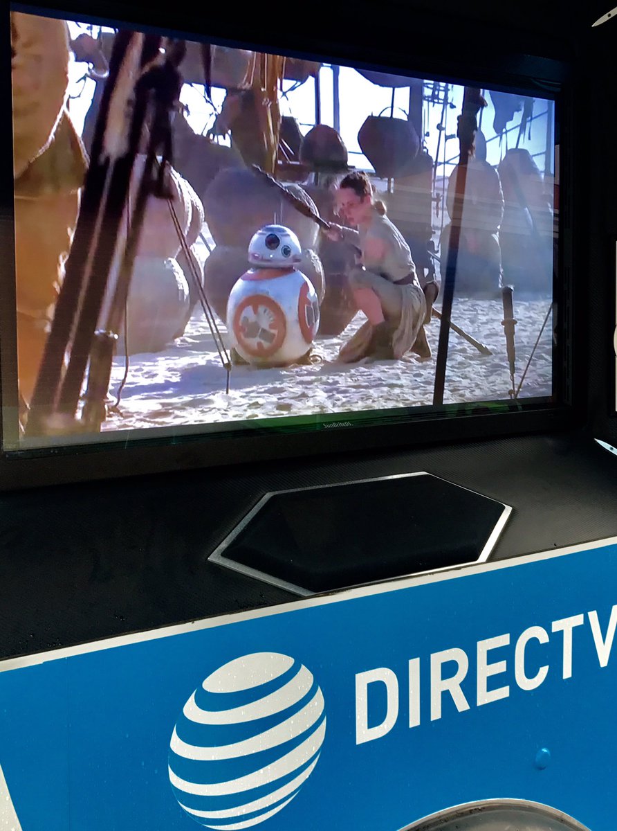 melwhiteman0825's tweet photo. The Force Awakens around the AT&amp;T DTV Van!! #appleharvestday @WalshWarriers @LiveFreeOrDL @TheSoMoWorth https://t.co/dWxLjlZqUG