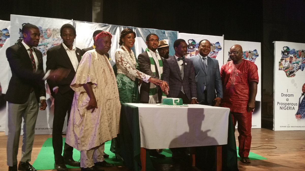 riseupni's tweet photo. Cutting the #Independence Cake. #RUNI #NigeriaOfMyDream https://t.co/XEnIE4W3Wk