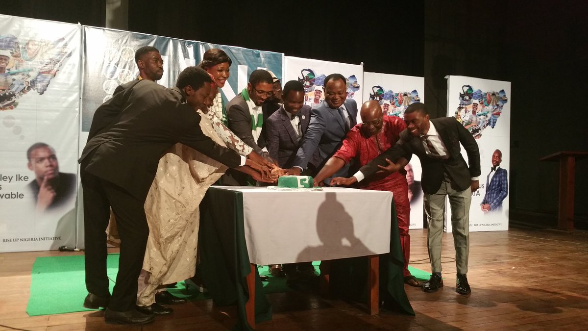 riseupni's tweet photo. Cutting the #Independence Cake. #RUNI #NigeriaOfMyDream https://t.co/XEnIE4W3Wk