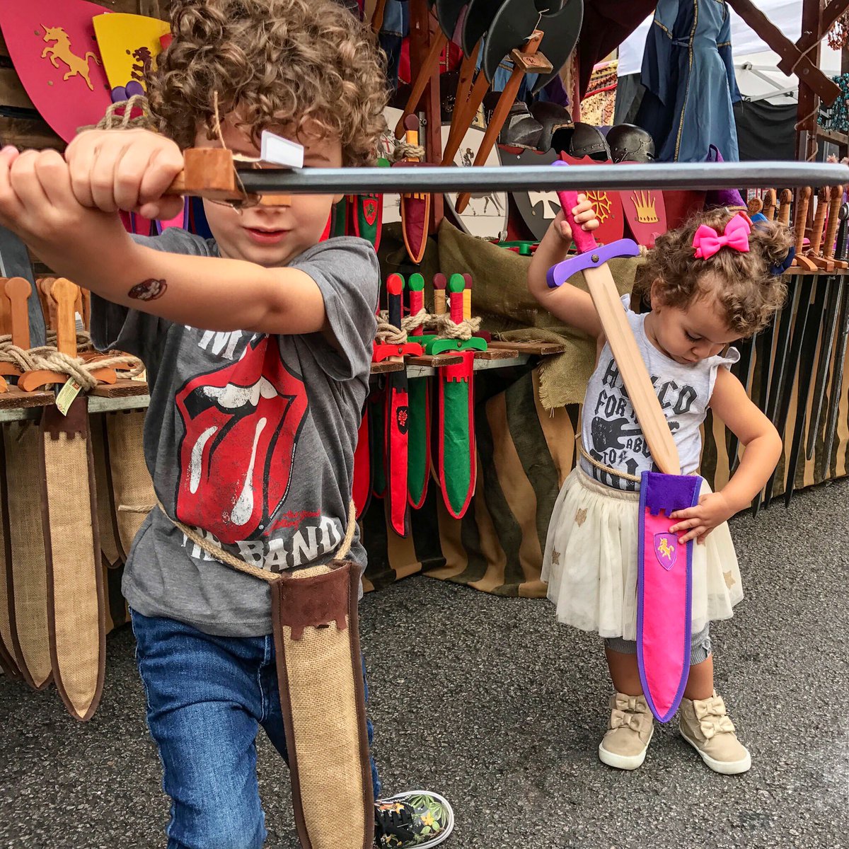 De aquel día en que los caballeros y las princesas de la Orden de Los Carcolanos renovaron su arsenal...
instagram.com/p/BLBVkUlhWqw/