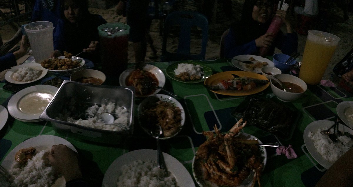 Mysarahsalleh's tweet image. I&apos;m at Seafood.Dinner tepi laut sambil diiringi deruan ombak #teluknipah swarmapp.com/c/a5DyDB2qgjI