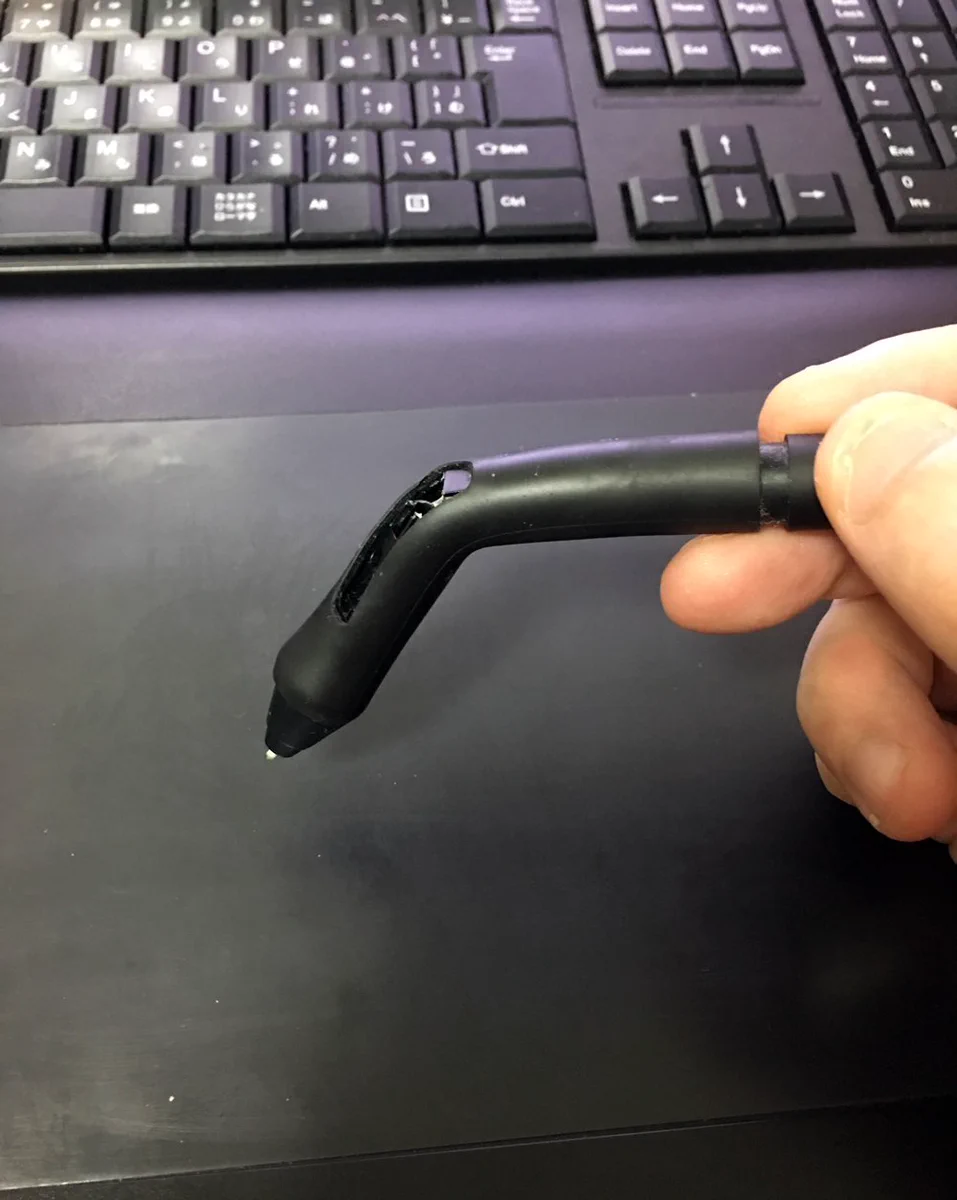 こんなことってあるんだｗペンタブが変な折れ方して可哀想だけど笑えるｗｗｗ