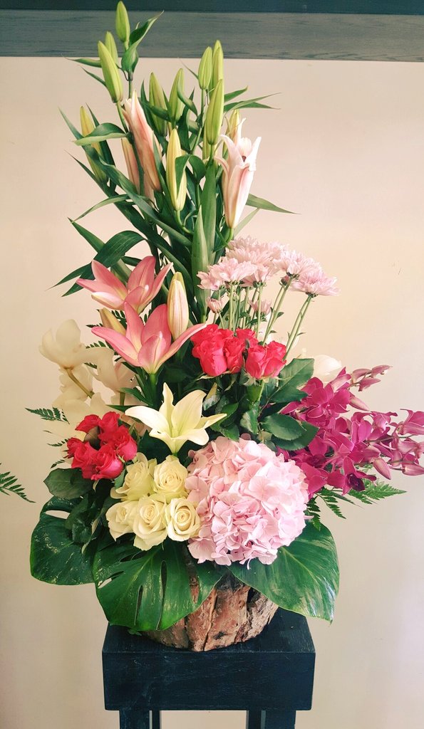 ammanflowers's tweet photo. ارسل أجمل باقات الورود مع الهدايا الانيقه الى الأحباء في عمان توصيل مجاني https://t.co/t5PUeGNTJ2 واتساب 00962796462495 https://t.co/wFUCj7ypys