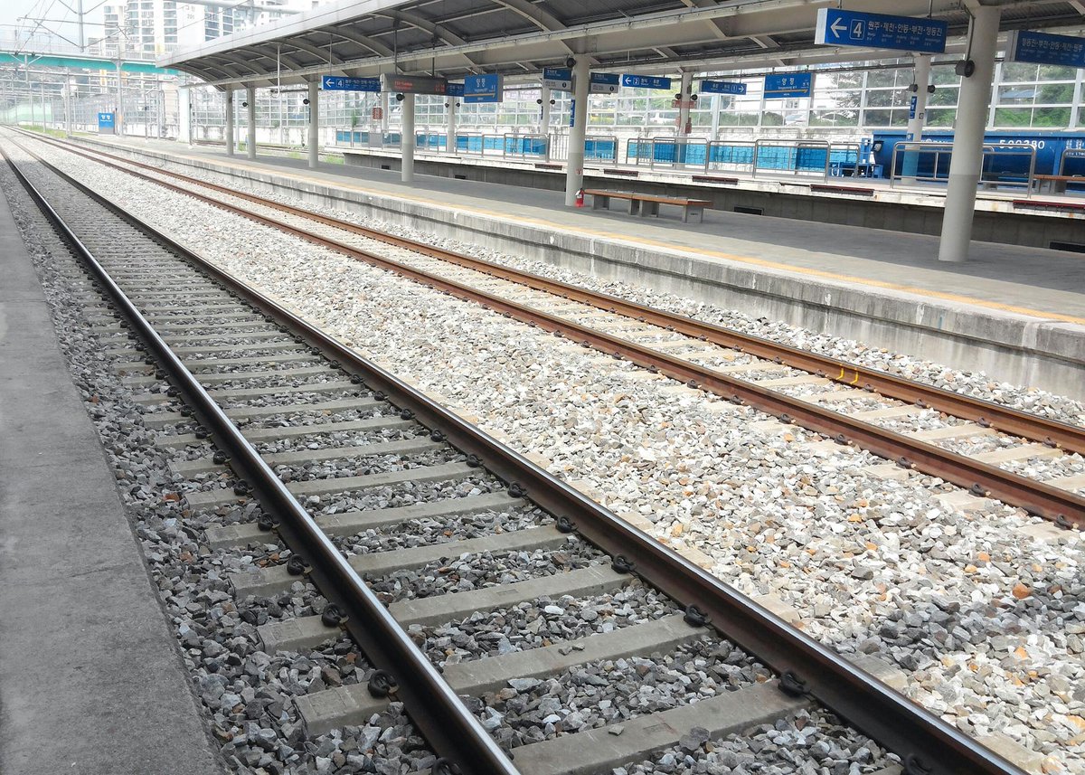 2016.09.11 / 오랜만에 기차를 타고 양평에 다녀왔습니다. 청량리역에서 30분밖에 안걸리더군요. 왼쪽으로 가면 청량리역 방향이고 오른쪽으로 가면 정동진역 방향입니다. 최백호의 영일만친구를 들으며~ 여러분은 어느 방향으로 가고 싶으신가요~*