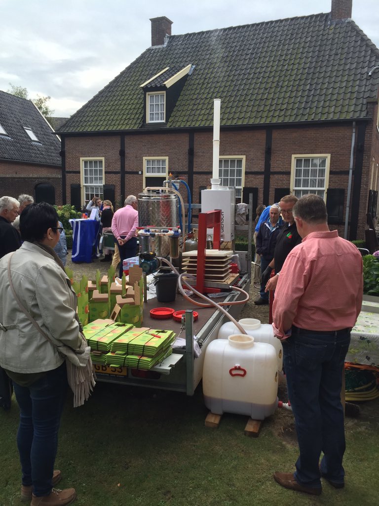 Streekmarkt2013's tweet photo. Wat fantastisch om live te zien hoe het van appel naar sap geperst word. Nu bij de Streekmarkt tm 15.00 uur. https://t.co/3vE9K5zzYJ