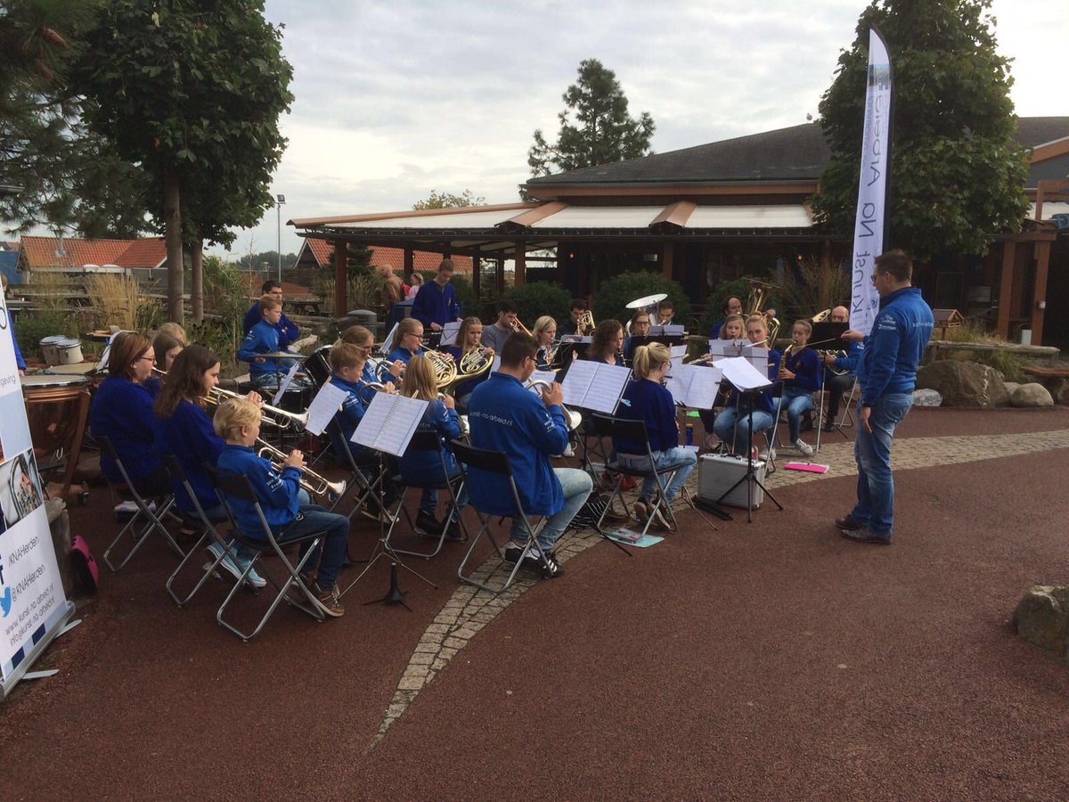Lekker spelen in het <a href="/Dolfinarium/">Dolfinarium</a> vandaag. Opleidingsorkest en jeugdorkest <a href="/KNAhierden/">KNA Hierden</a> onder leiding van <a href="/ArnoGroeneveld/">Arno Groeneveld</a>