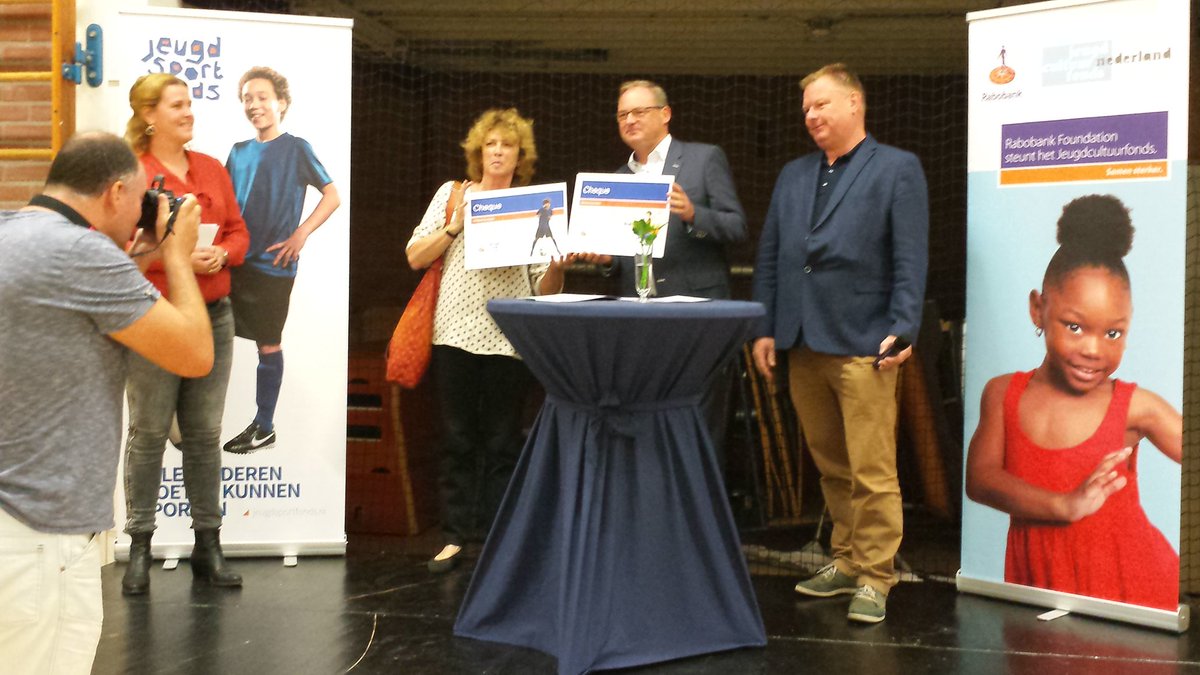 Lokale betrokkenheid van @RaboGouwestreek en @rabofoundation  door overhandiging cheques