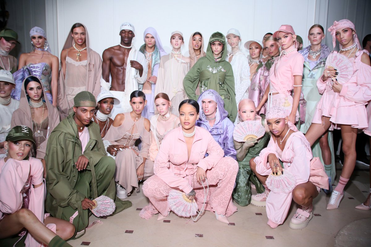 Fashion Week Paris : ce qu’il fallait retenir du défilé de Rihanna bit.ly/2cSJoI2