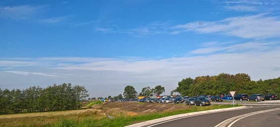 jeen1969's tweet photo. Volop drukte op de @Foarutmeihandel, parkeerterreinen raken vol! Houd hier rekening mee: https://t.co/wh8IXA6wYO https://t.co/FeIleCHm5l