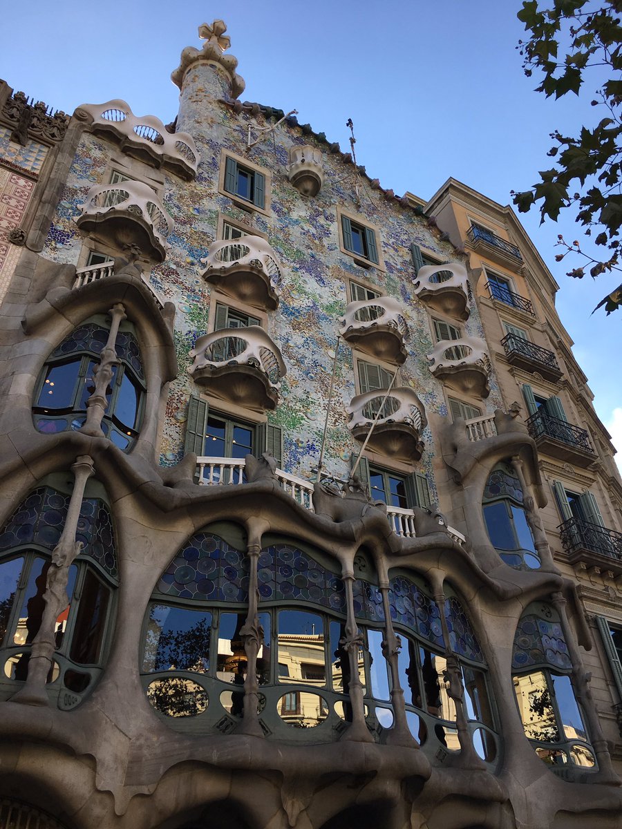 ALemonAndALime's tweet photo. Spent the day yesterday checking out the architecture by #gaüdi https://t.co/AnimU7tgnr