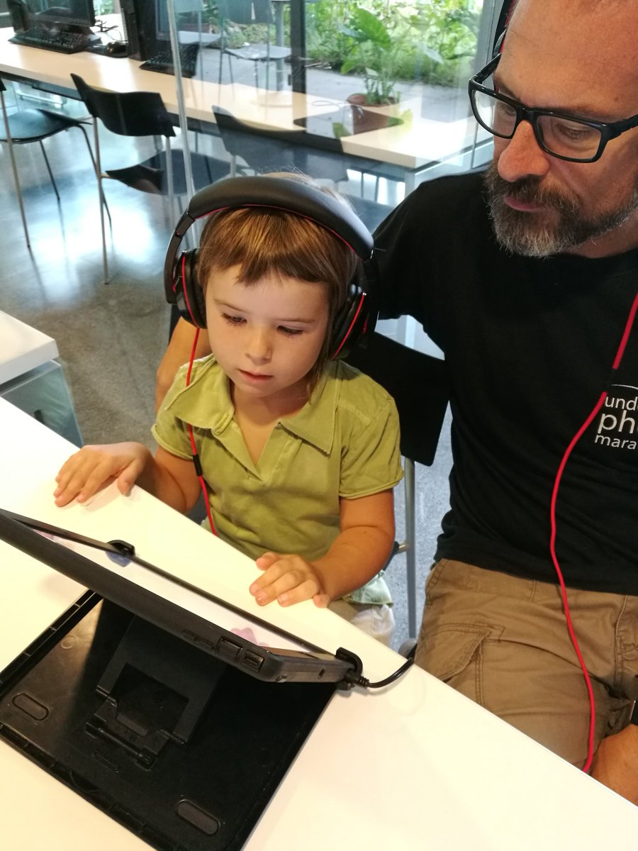 LaiaVenturaRier's tweet photo. La Rita i en Marc coneixent i aprenent amb Apps @Qpertin @Biblioteca_VdM https://t.co/WVO9umvRyE