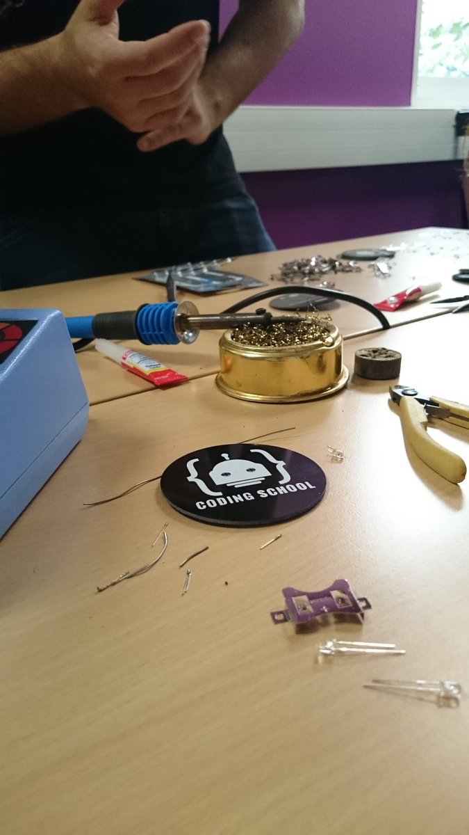 catepeli's tweet image. Fer à souder puce et nfc, go pour objet connecté #connectedobject #electronic  #dit #lacodingschool #parisweb2016