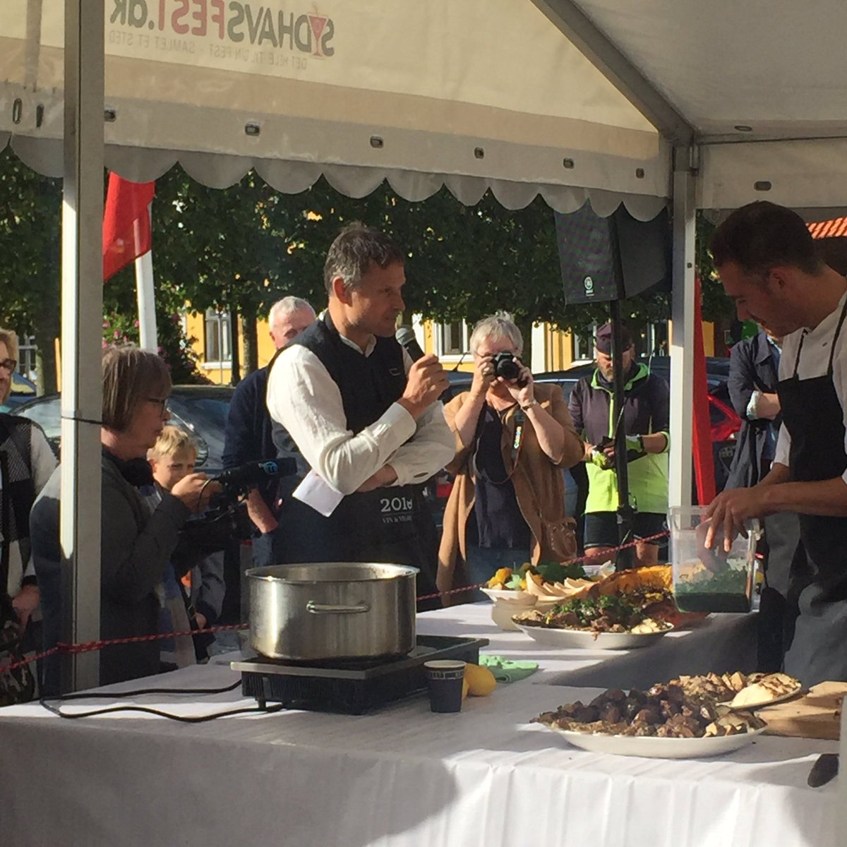 Claus Meyer åbner madskolen i Sakskøbing: lokale råvarer, madkultur, solskin og fest i gaden sakskobingmadhus.dk