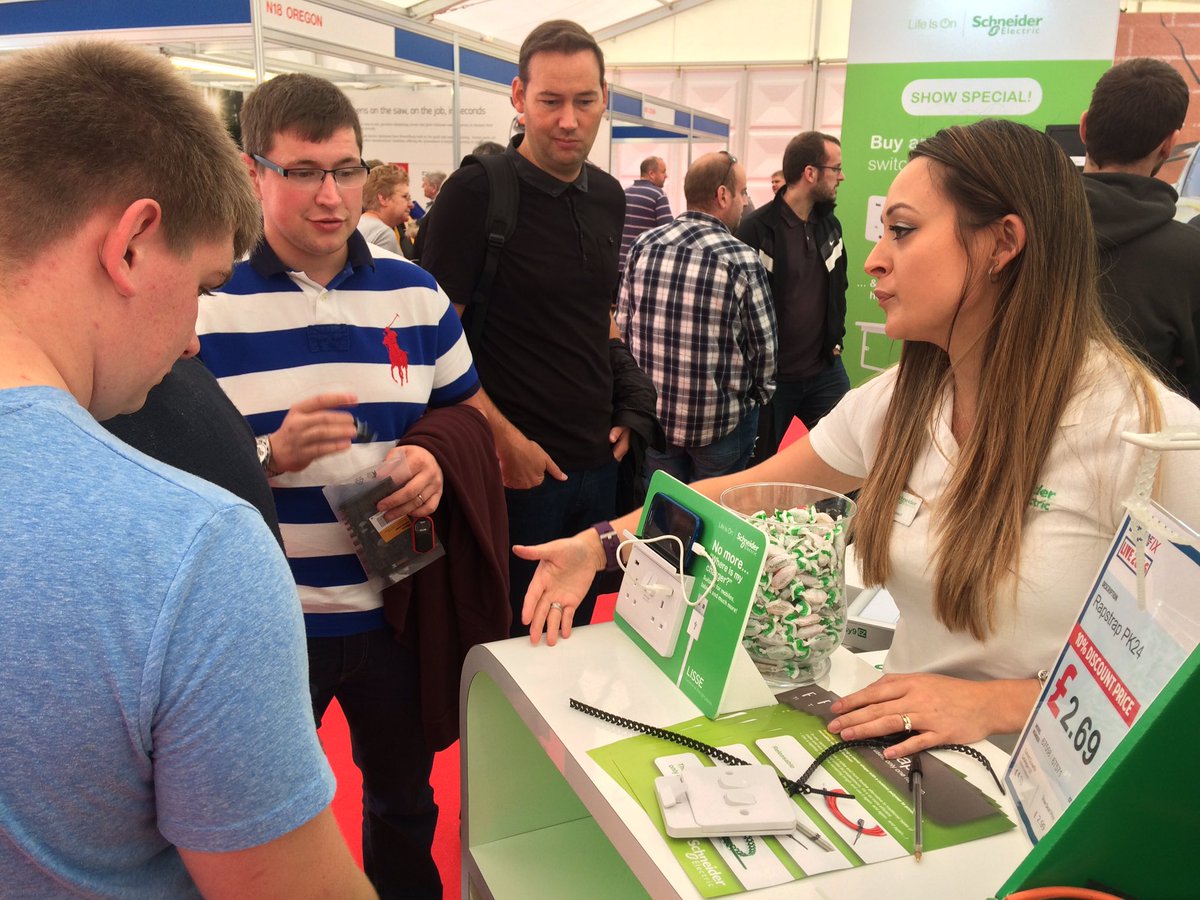 leandro18sou's tweet image. @SchneiderUK @Screwfix #USBsocket #Lisse Come and see our unique USB charging solution!!! #ScrewfixLive2016