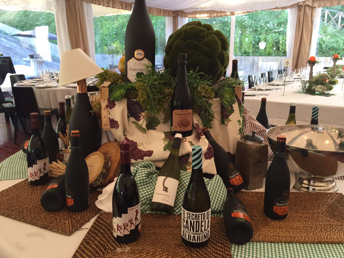 AMundina's tweet photo. Los vinos de #AndreaeOscar @secretodcandela @ZuazoGaston @malcavada #TorquesdoRei @DOMonterrei #CapdevilaPujol #wines #bodasconestilo https://t.co/V9nqrHPe1k