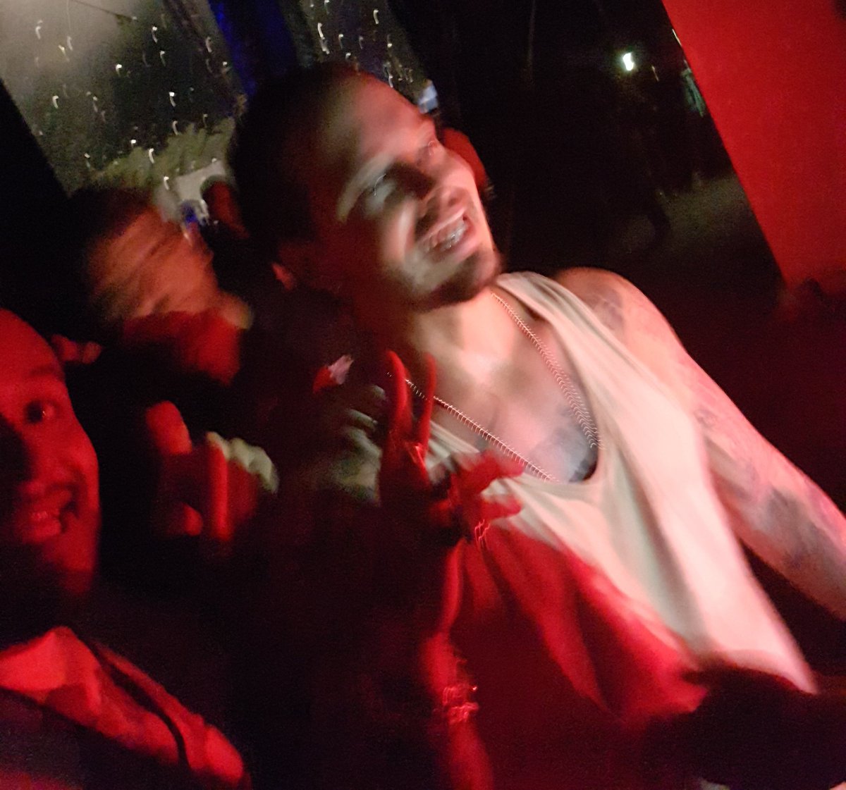 djpontamx's tweet photo. #DJponta y @JBALVIN 😅😅😅 https://t.co/qw5bI9Z0tt