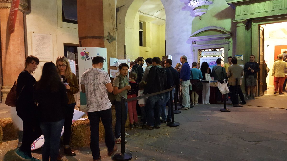 LucaFontanesi's tweet photo. @LucaFontanesi  @Treasure_H2020  @NDR_SOCIETY #ERN2016 #nottedeiricercatori _ people in line at our boot, about 400 people visited us https://t.co/ALY90OYZ2D
