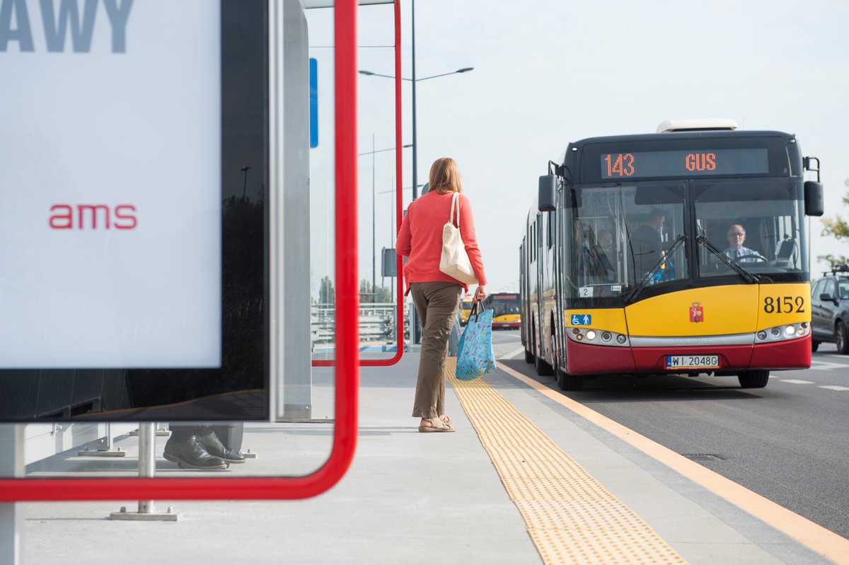 ZDM_Warszawa's tweet photo. Schody prowadzące na przystanki na moście Łazienkowskim otwarte. Od rana autobusy korzystają z przystanków Torwar i Wał Miedzeszyński https://t.co/Ez97mf3QF6
