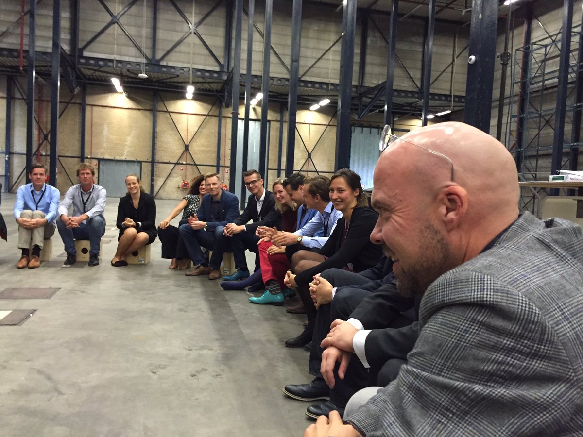JanMartijn's tweet photo. Gaaf skill lab bij #re_invent met @andreheuvelman https://t.co/5JLkG88ign