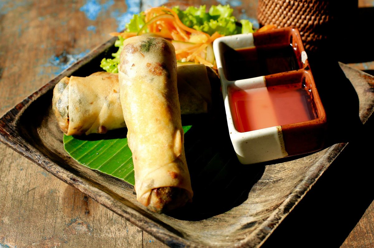 Jaapvdb's tweet photo. FOOD picture from this afternoon snack. You like A - with sauce cups under or B - with sauce cups right side #bali https://t.co/VCVWyzdsCx