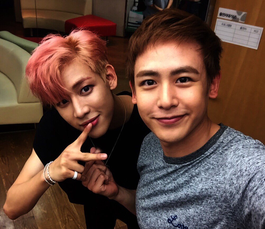 icicicicle's tweet photo. พี่คุณน่าร้ากกก ถ่ายรูปกับน้องๆ ด้วย เป็นพี่ใหญ่ของแก็งค์เด็กไทย อยากเห็นตอนรวมตัวกันครบจัง ดูท่าจะป่วง มีแต่เด็กชอบจ้อ 55555 https://t.co/ERHqamwu4K
