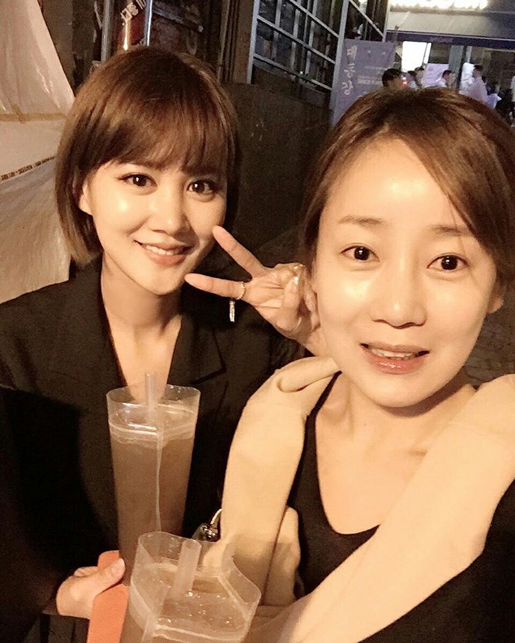 Spica_Tweets's tweet photo. [翻譯 / Trans] #和愛人 #梨泰院出遊👭 / #WithLover playing around in Itaewon https://t.co/YlGLLpC8V2 https://t.co/dPLCoXApN7