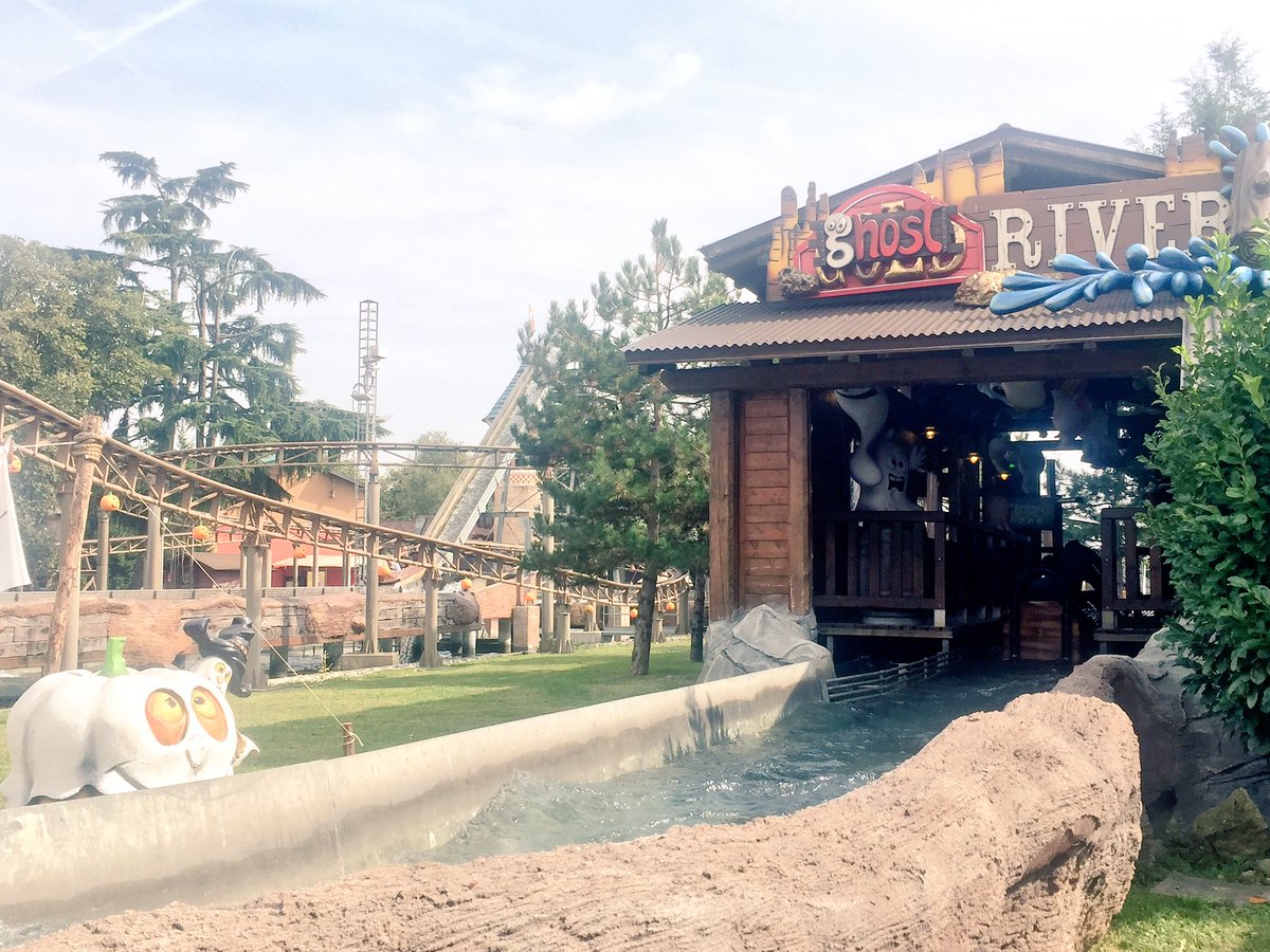 BimbiDotgirl's tweet photo. A #leolandia è uscito il sole. È arrivato il momento di rinfrescarsi sui tronchi di Ghost River 😏👻💦🎃👋🏼👋🏼 #leolandia45 #halleoween #1ottobre https://t.co/P8vF8DhXsS