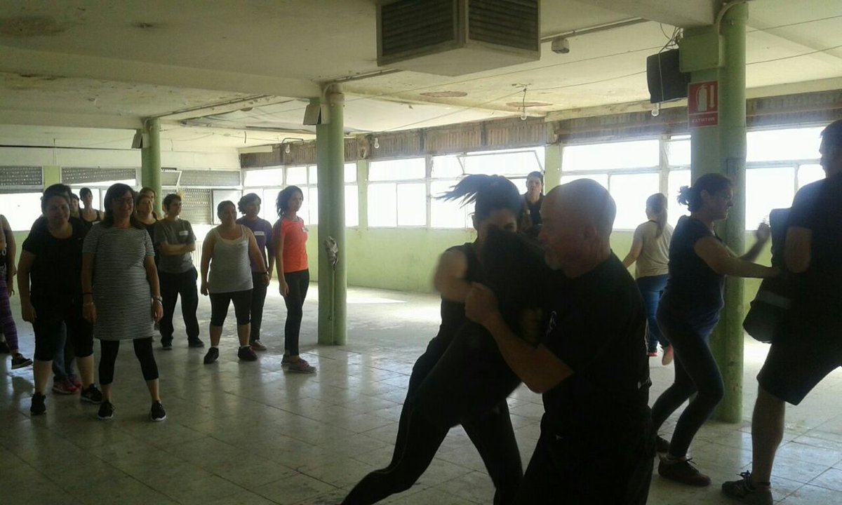 asamcarabanchel's tweet photo. Taller de Autodefensa para mujeres, ahora mismo en @EKO_Carabanchel. Exitazo de convocatoria!!
Esto es barrio!! https://t.co/WybaVu9h1h