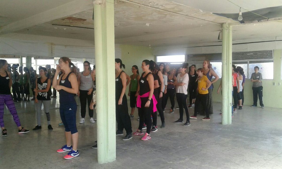 asamcarabanchel's tweet photo. Taller de Autodefensa para mujeres, ahora mismo en @EKO_Carabanchel. Exitazo de convocatoria!!
Esto es barrio!! https://t.co/WybaVu9h1h