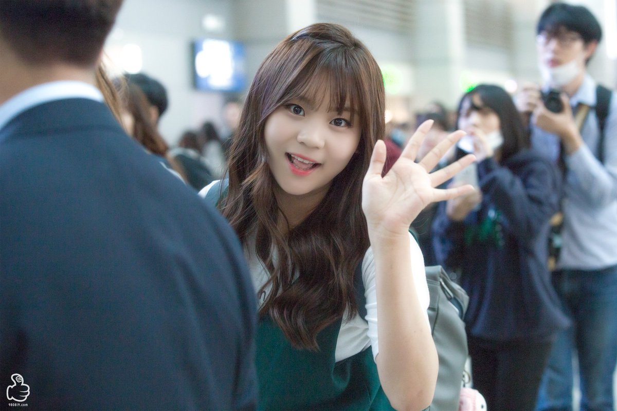 980819_com's tweet photo. [161001] #여자친구(#GFRIEND) #인천공항 #출국 #엄지 #직찍 3pics

https://t.co/XOiS9KIONi
. https://t.co/CufxKGT9CM