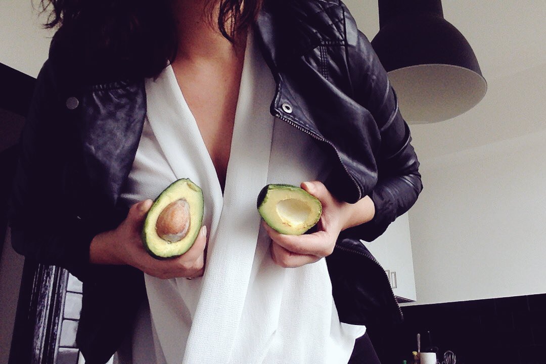 callmeuschi's tweet photo. Kleine Avocados sind wie besorgte Bürger. Wenn man sie lange liegen lässt, werden sie braun. https://t.co/XA4P90ebgL