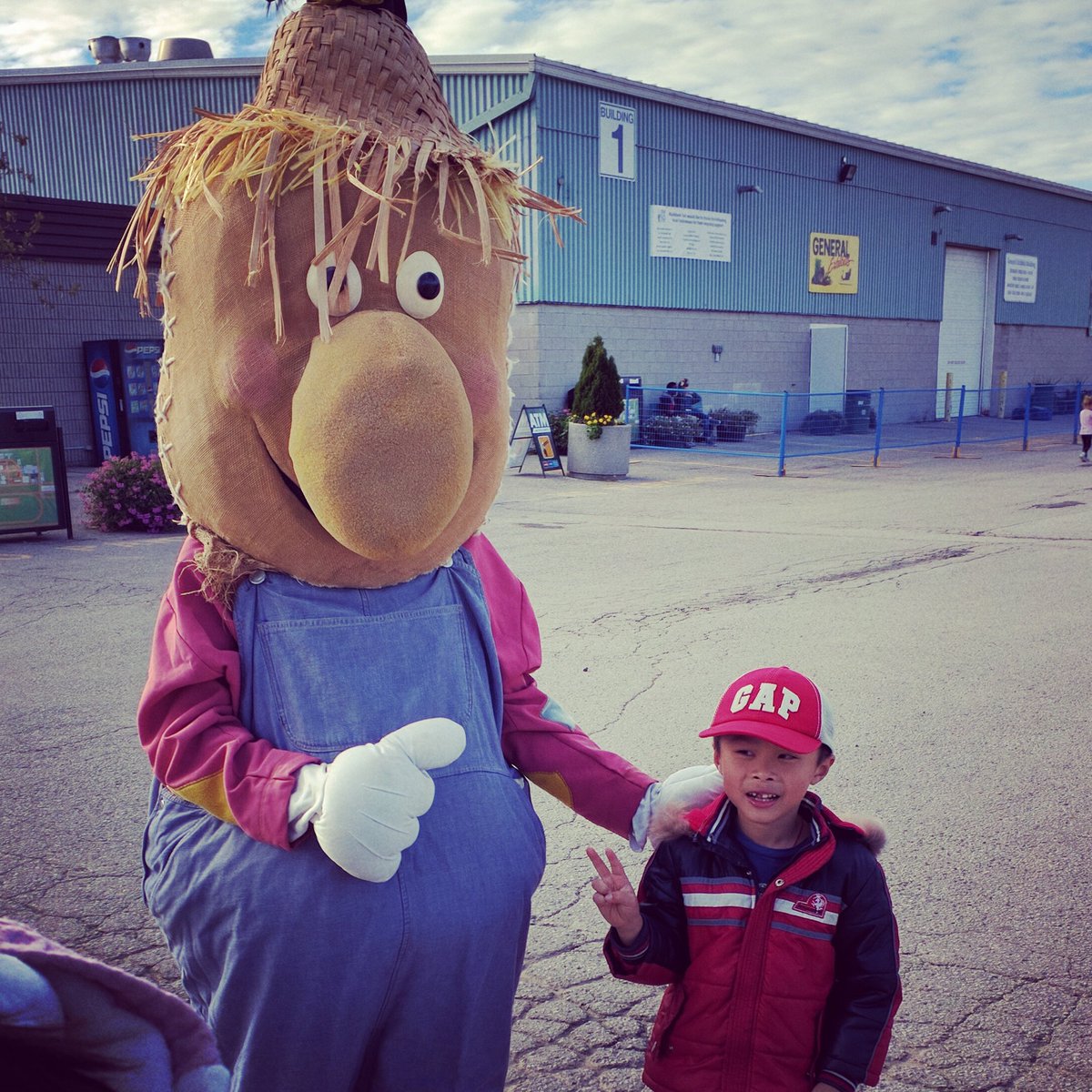 MarkhamFaircrow's tweet photo. Looking forward to meeting new #friends today at the #MarkhamFair! #faircrow #saturday #smile #familyfun #markham #thumbsup #day3 #weekend https://t.co/Q0uRdgigOG