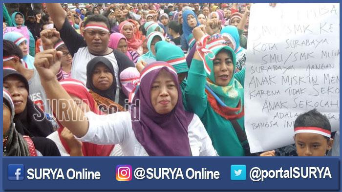 FPJatim's tweet photo. Warga Keputih Awalnya Diajak ke Taman Ekspresi, Ternyata Dijadikan Massa Demo - https://t.co/C8L4BMKDss https://t.co/LAbSTf91Lb