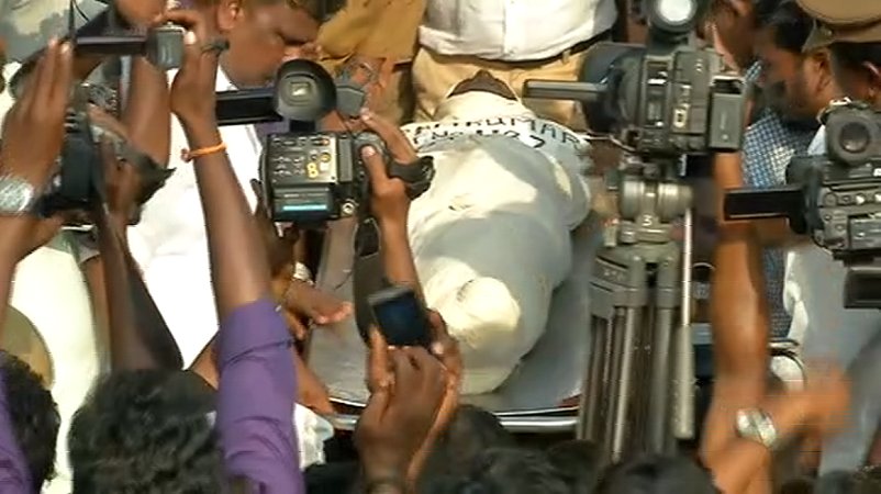 news7tamil's tweet image. ராம் குமாரின் உடல் சொந்த ஊருக்கு எடுத்துச் செல்லப்பட்டது! 
 
விவரம்: goo.gl/wh3IQF | #SwathiMurder | #RamukumarDeath