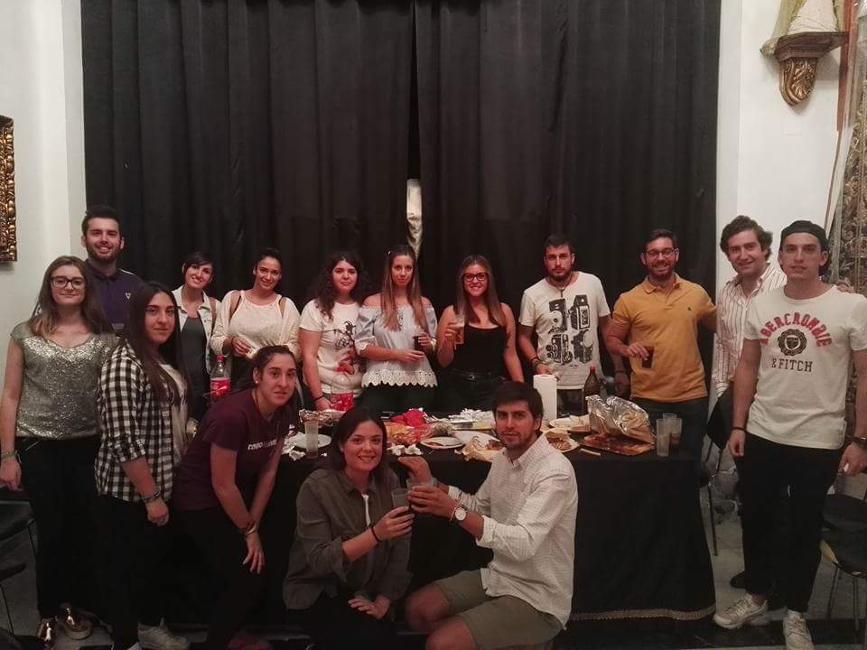 GJ_StEntierro's tweet photo. Ayer, con motivo de una nueva reunión del Grupo Joven de nuestra Hermandad, disfrutamos de una pequeña convivencia: https://t.co/qIY2WGE7qN