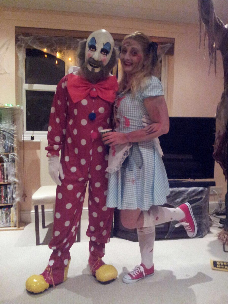 vzmoniq's tweet photo. @LaHaciendaUK Hubby and me loving #HalloweenTime https://t.co/X4l4BYLkzb