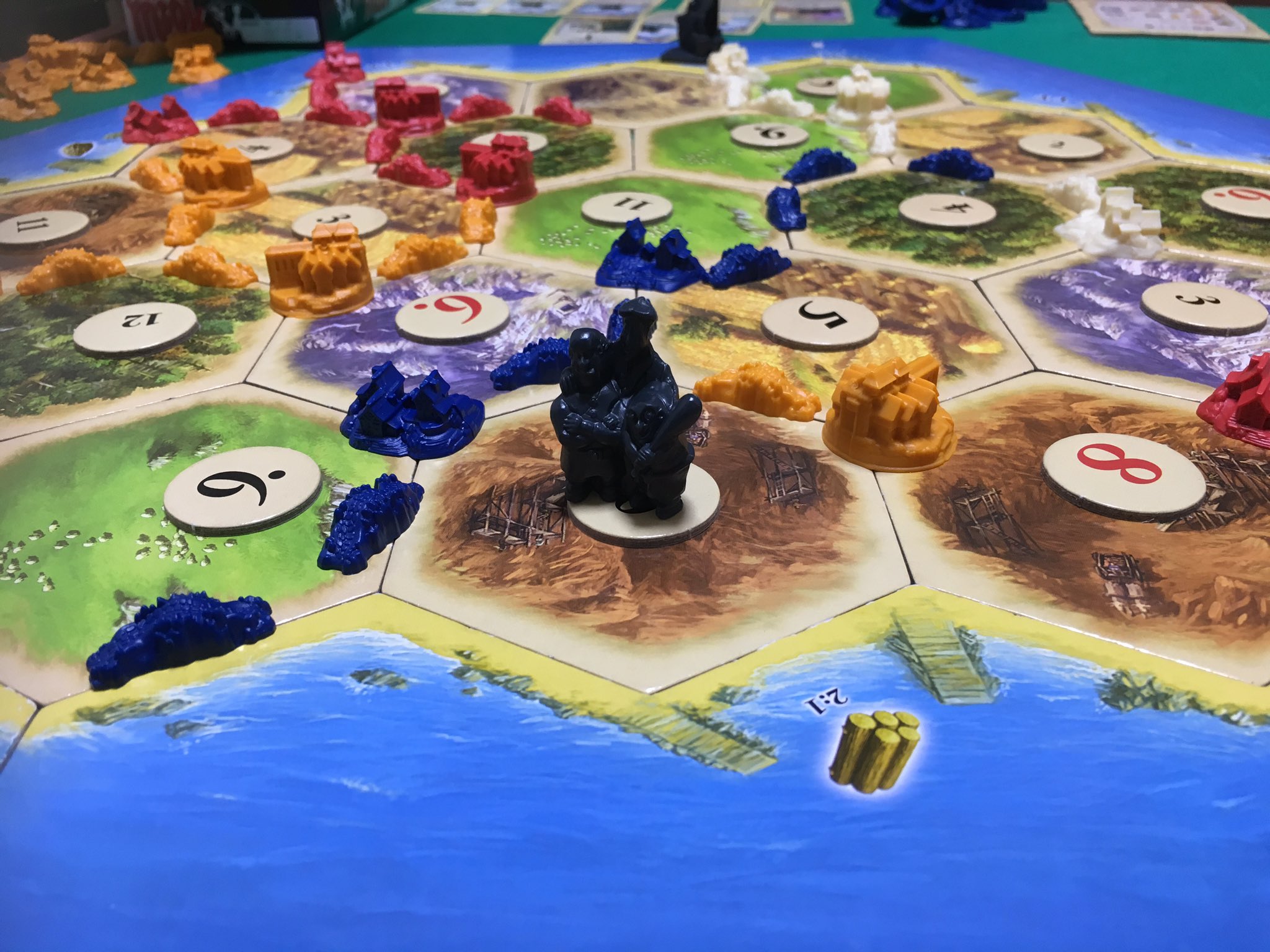 Hanamegane Kua2 1 うちで流行ってる遊び方 チーム戦カタン 対面の席に座る人とチームでプレイする 勝利条件は二人合わせて15点取ること 味方同士の交換は1 1交換のみ 1手番に１回 最長交易路は別々に道をカウント 最大騎士力は二人合わせて