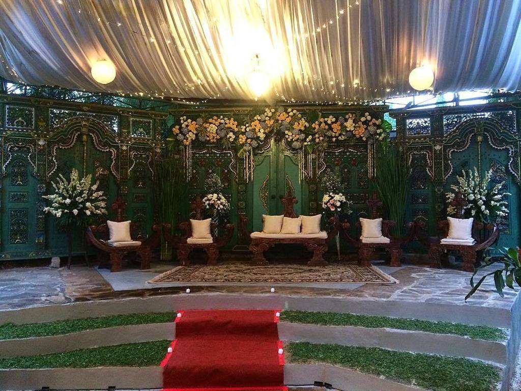 Konsep pelaminan semi outdoor #wedding #decoration #jakartaevent #weddingorganizerjakarta #majalahwedding #theroyal…