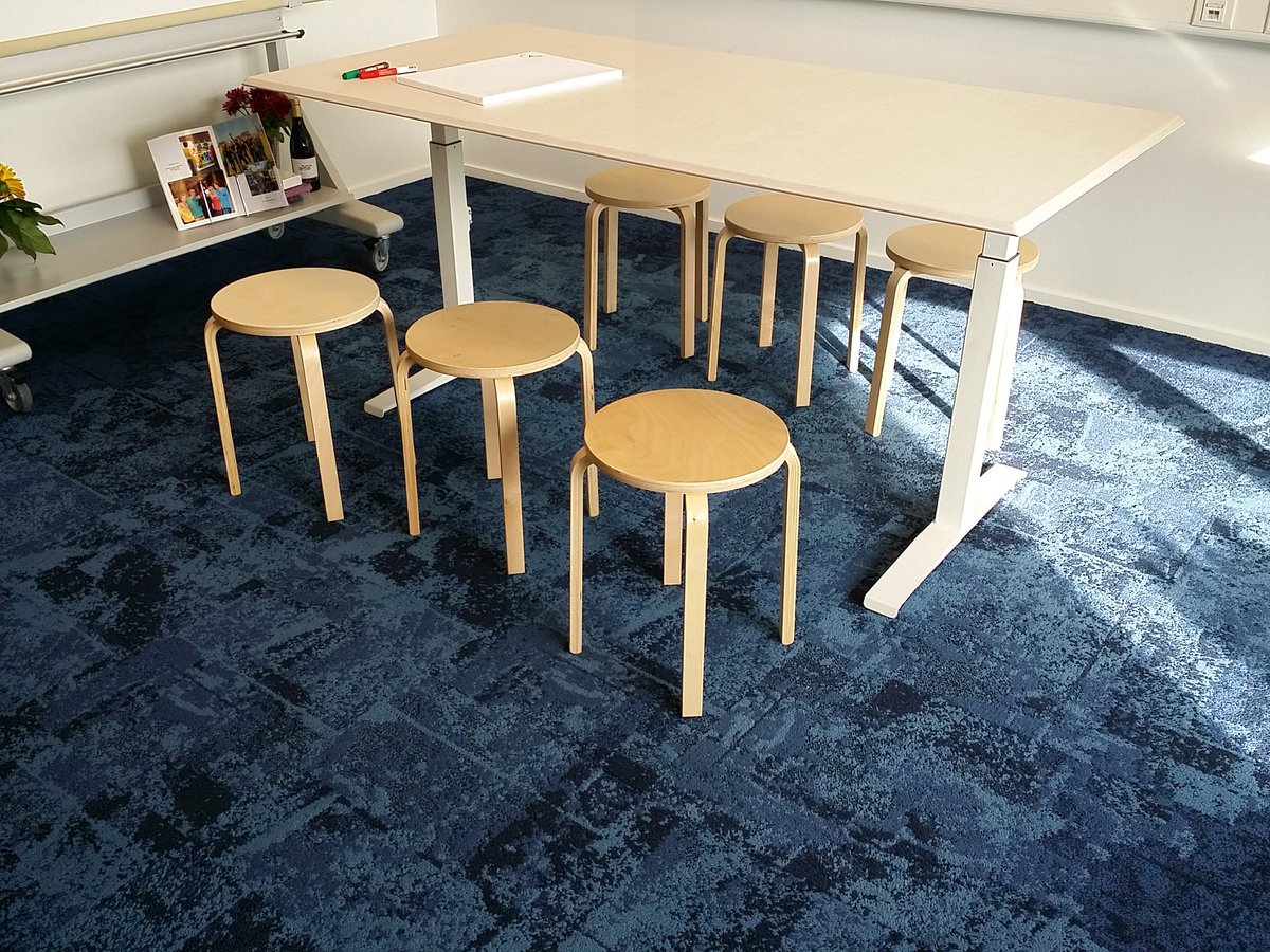 ErickWuestman's tweet photo. # OpenHuis HB HuB Twello. Gezond en circulair verantwoorde inrichting. O.a. dankzij @Interface_NL ex-visnet tapijttegels. https://t.co/QJaGkgrKK0