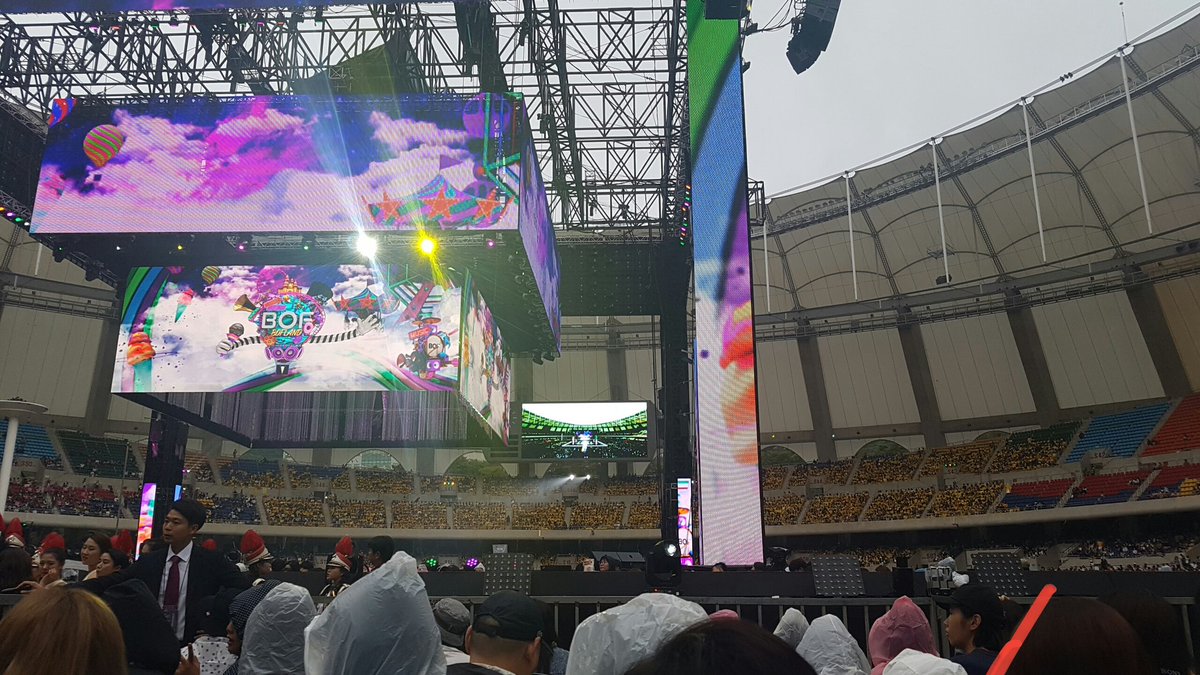 GG_znee's tweet photo. 아미분들 오늘 질서 정말실망하엿습니다. 슈가씨를 눈여겨봐서 보고싶엇지만 앉아서는 전혀보이지않구요 심지어 의자에 올라가시는분에게 내려가라고하니 자기들도 방탄안보이니 의자에 올라가라고하시더라구요^^ 팬은가수의얼굴이라는걸 아셧으면좋겟습니다... #아미질서 https://t.co/AsjFsV6J04