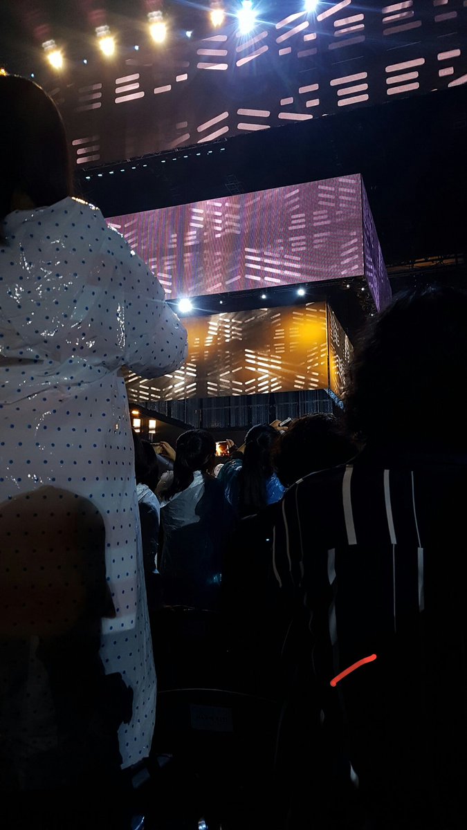 GG_znee's tweet photo. 아미분들 오늘 질서 정말실망하엿습니다. 슈가씨를 눈여겨봐서 보고싶엇지만 앉아서는 전혀보이지않구요 심지어 의자에 올라가시는분에게 내려가라고하니 자기들도 방탄안보이니 의자에 올라가라고하시더라구요^^ 팬은가수의얼굴이라는걸 아셧으면좋겟습니다... #아미질서 https://t.co/AsjFsV6J04