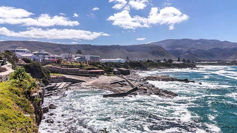 GeheimOnrus's tweet photo. Hermanus Whale Festival 2016. Plenty of tourists and whale-watchers around. #Hermanus #SouthAfrica #Whalewatching #whalefestival https://t.co/XewmV76K2B