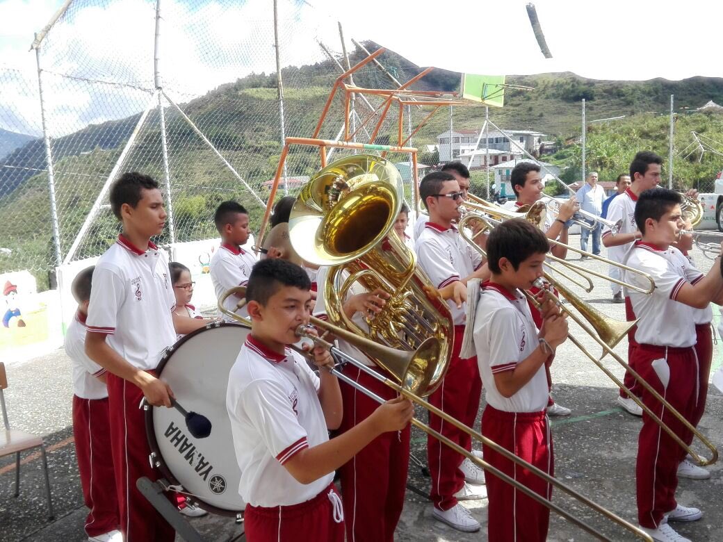 rgomezgiraldo's tweet photo. #Encimadas-Samaná Donde hubo guerra y dolor hoy hay educación y banda musical (no banda de guerra) @GoberCaldas https://t.co/0ikVIvZI88
